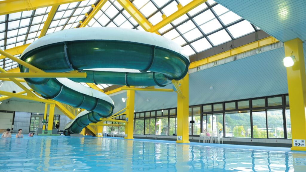 全長40mの長いスライダーがある温水プール