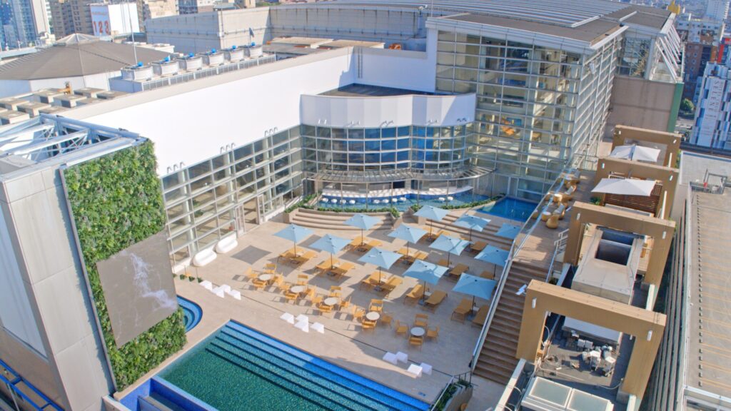 インフィニティプールがあるルーフテラスは別料金！