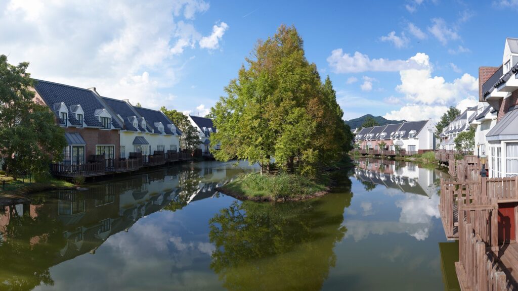 湖を取り囲むように建っているコテージ