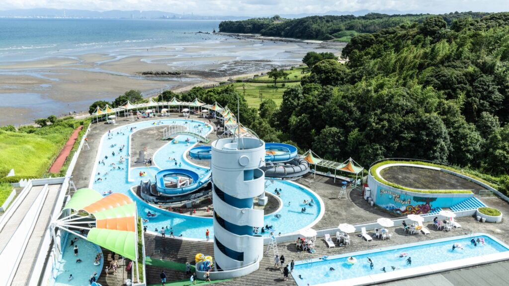 夏期には屋外プールオープン!