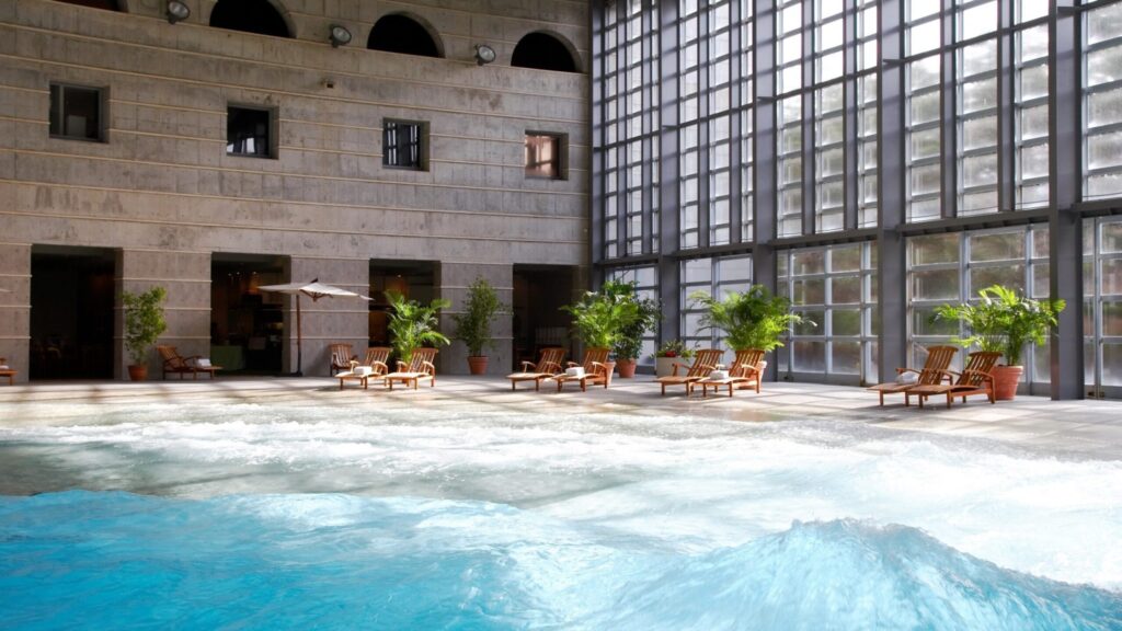 リゾナーレ八ヶ岳の造波プール「イルマーレ」