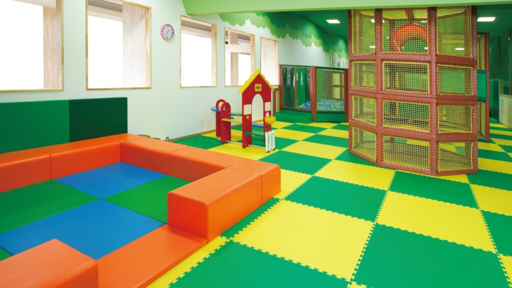 館内には子供用の屋内型アスレチック「きっず×きっず」も！