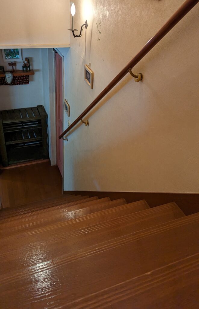 お部屋にあがる階段は狭くてちょっと急らしい