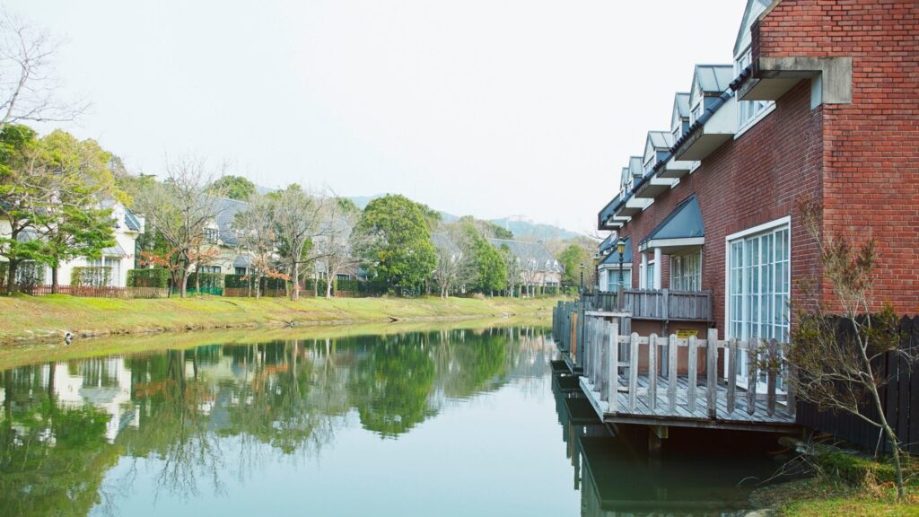 テラスが湖にせり出していて、そこに水鳥が遊びに来てくれることも