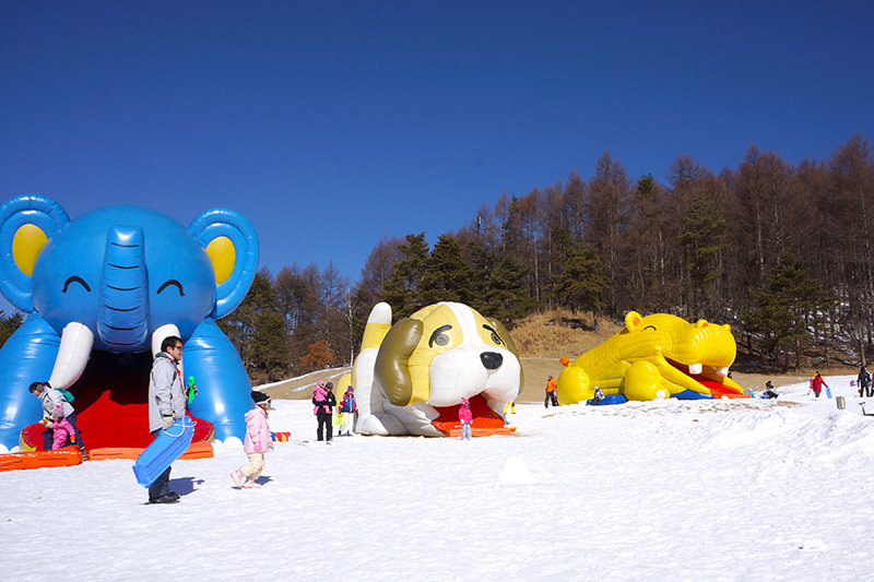 ふわふわ遊具がある富士見高原スキー場のキッズランド