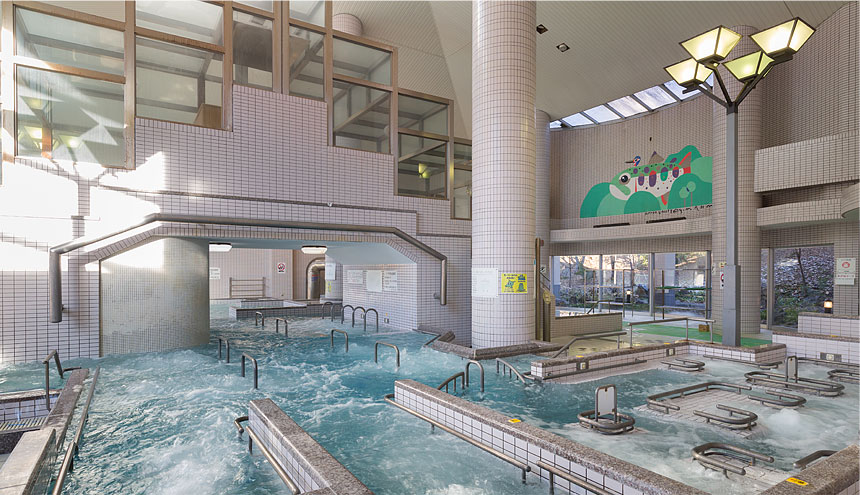 プール横の水着で入れる温泉施設「バーデゾーン」