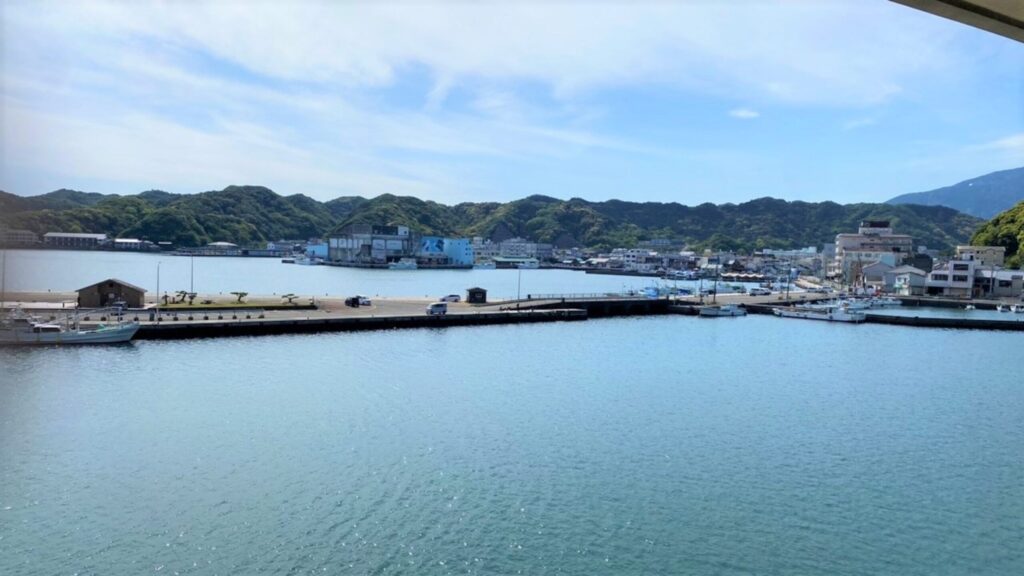 なぎさ館からは勝浦の港町と勝浦湾が見える!