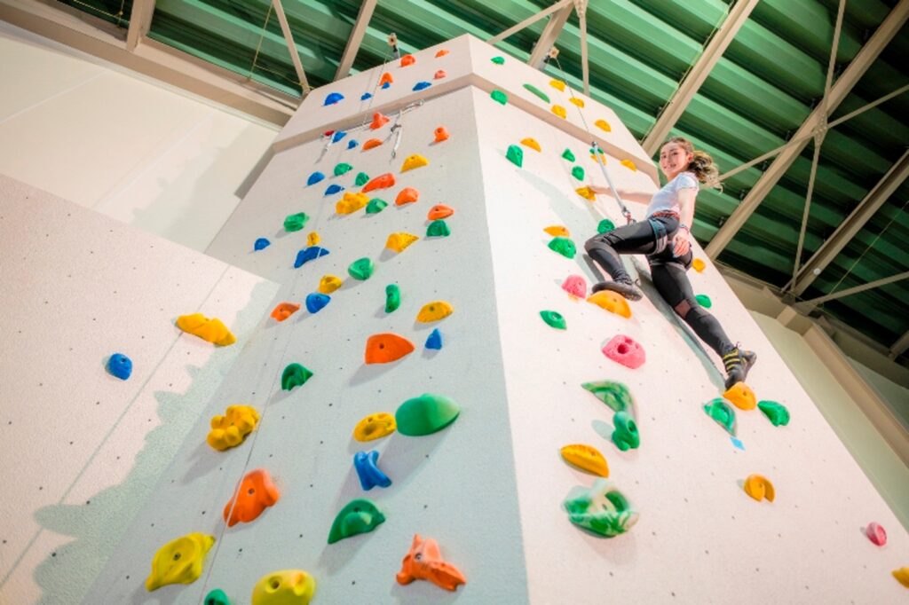 
ホテル内にはボルダリングが出来る場所も！