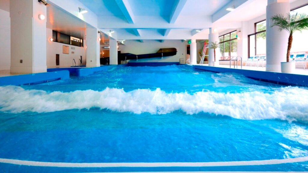 造波プール。スライダーもあるよ！
