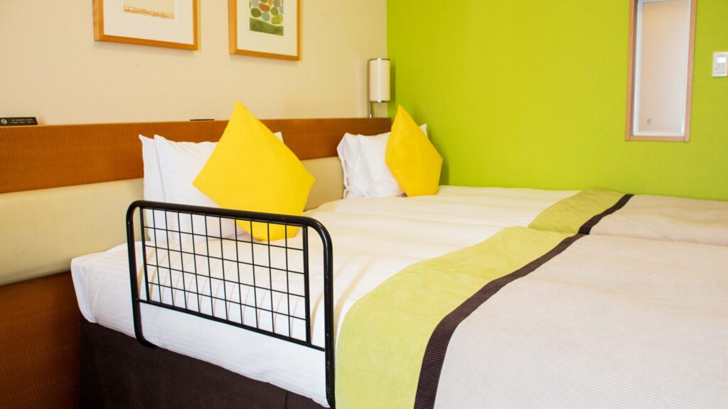 ベッドは壁に寄せてくれたりベッドガードを取り付けてくれる!