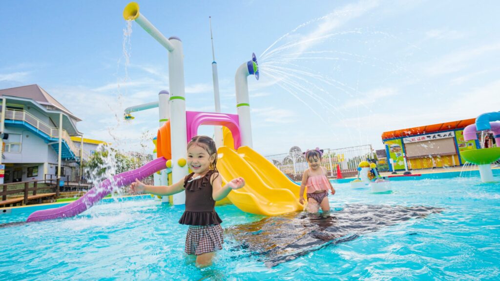 プールの中にも遊具が！