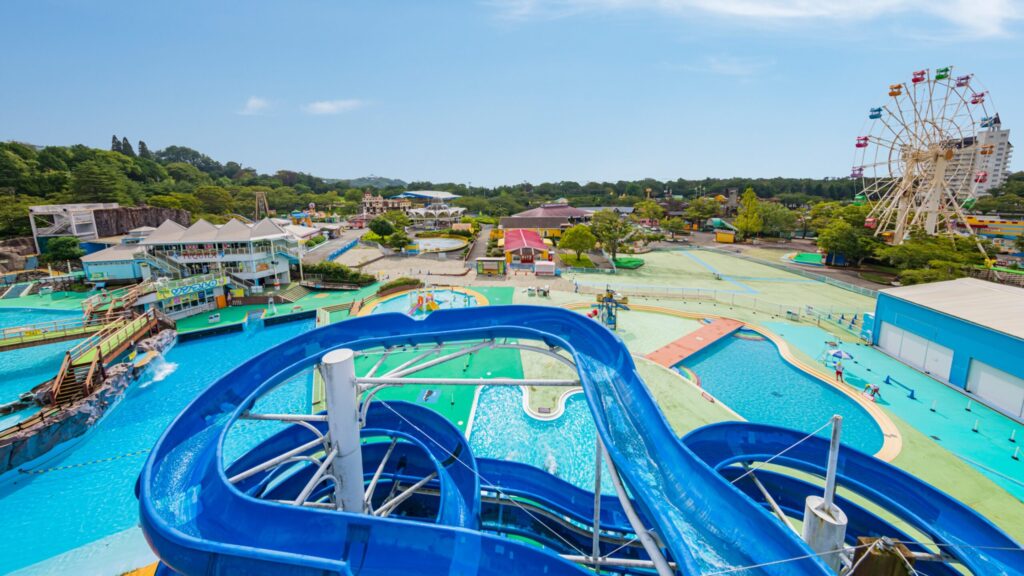 ウォータースライダーや流れるプールもある屋外プール