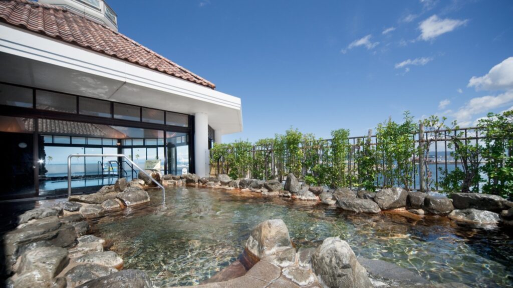 海のそばの露天風呂が開放的！
