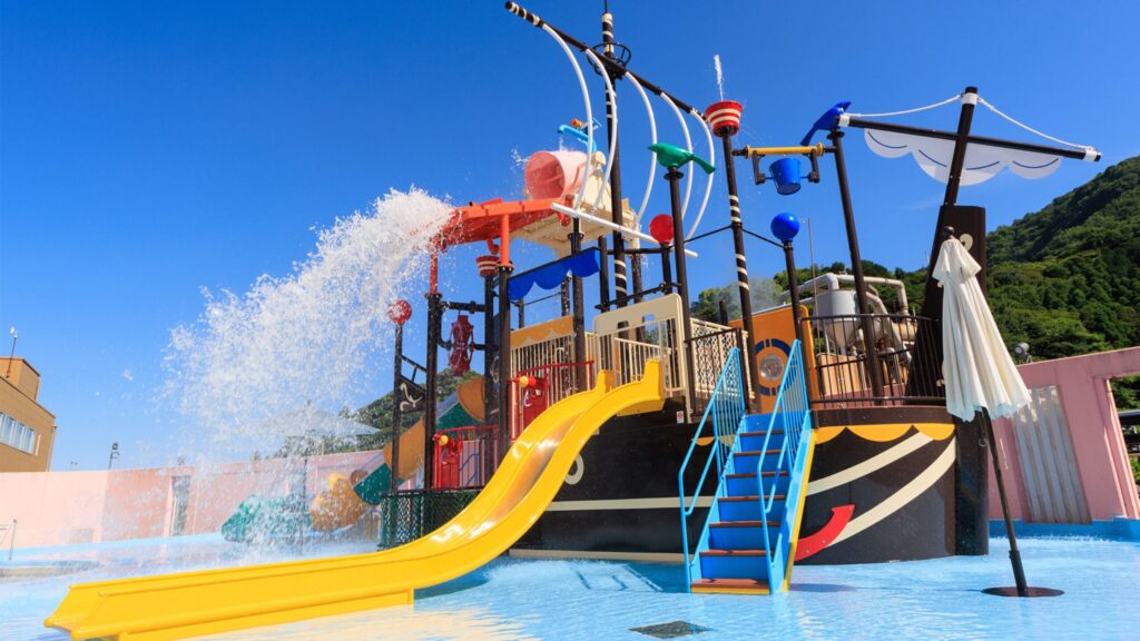 プールの屋外エリアには遊具も!