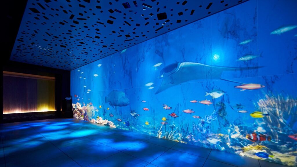 最上階フロアには海の映像が!