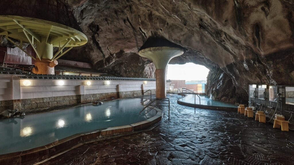 洞窟風呂の忘帰洞