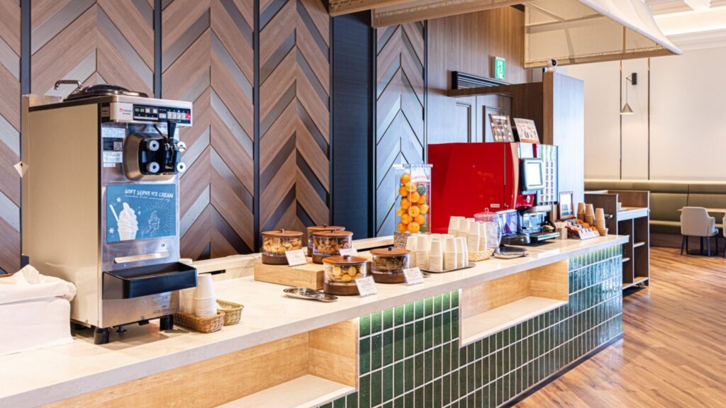 ドリンク飲み放題の宿泊者専用ラウンジ