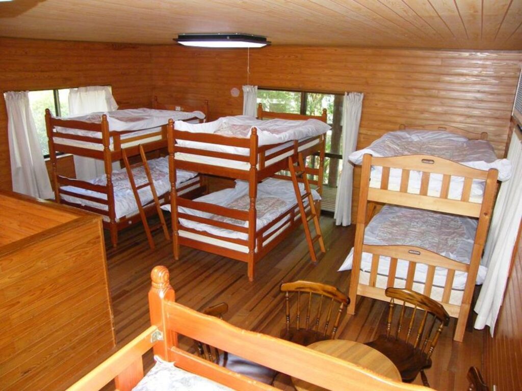 １２名まで泊まれる２階建てコテージも！