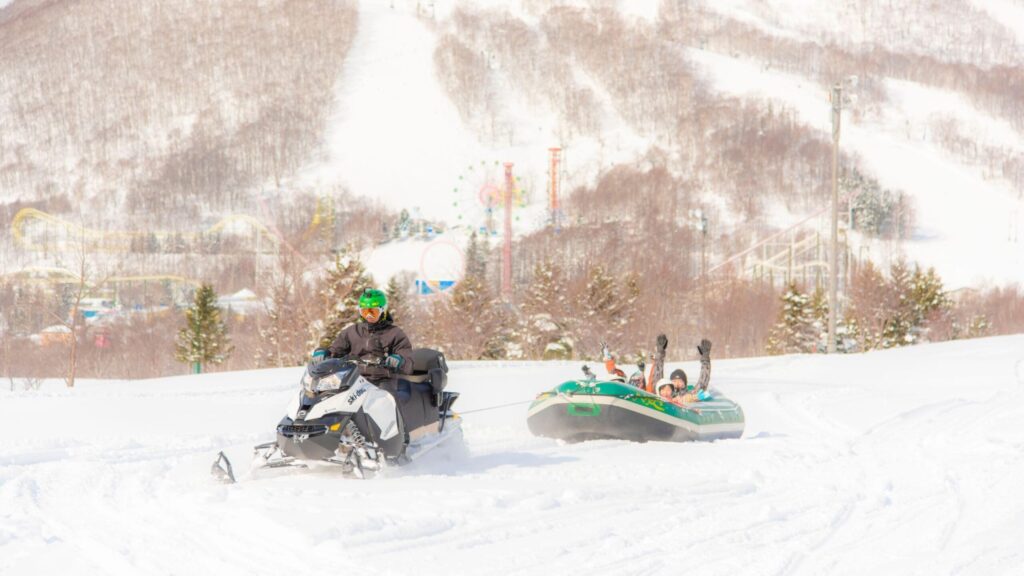 スノーモービルやスノーラフティングも出来ます！