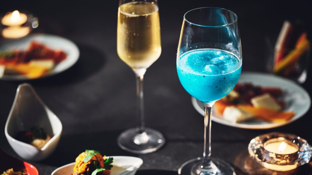 クラブラウンジのイブニングカクテル