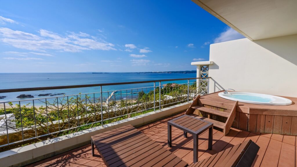 多くの部屋にこんな素敵なベランダジャグジーがついてます！