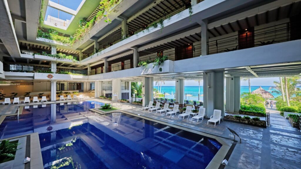 屋内だけど屋内じゃない開放感あふれるアトリウムプール！