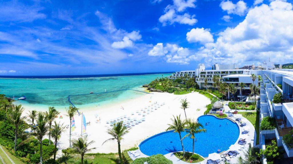 ホテルの目の前には天然のビーチが！